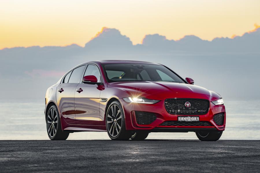  Jaguar XE P300 R-Dynamic 2019 года  (AU) (фото 17 из 40)